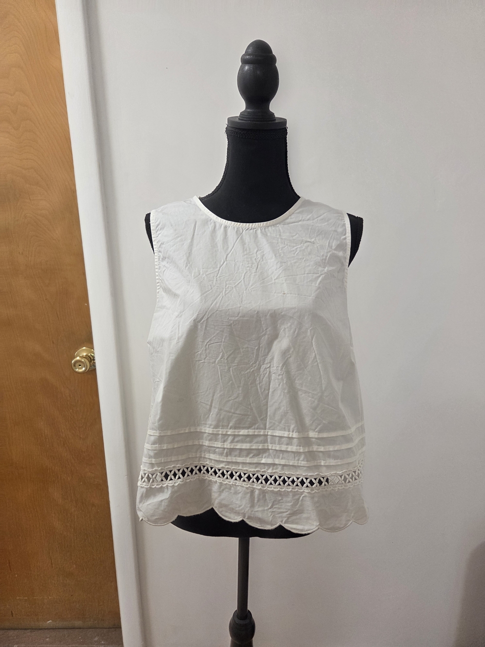 French Connection White Sleeveless Scalloped-Hem Blouse